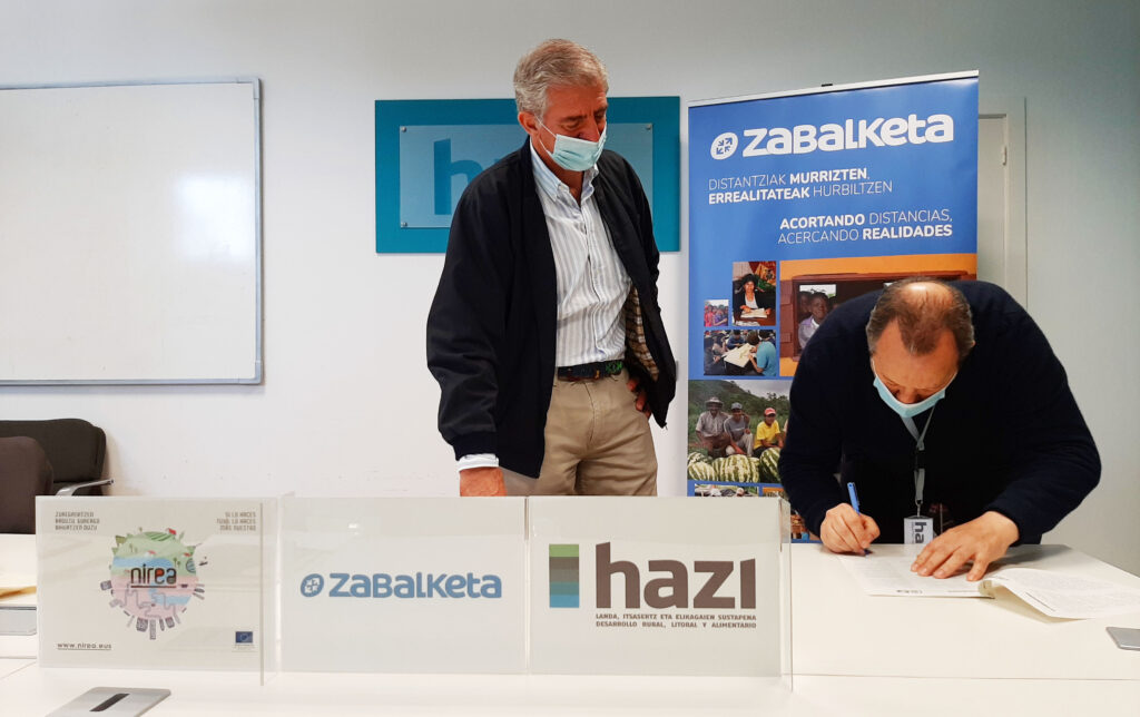 Peli Manterola Haziko Zuzendari Nagusia, eta Jaime Bernar Zabalketako Proiektu-zuzendariak atxikimendua sinatzen